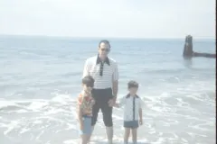 1973_09_NewYork_Dad_David_Sam_Beach.jpg.webp